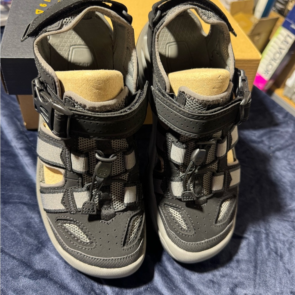NWT Teva Omnium 2 Sandals in Black size 7
